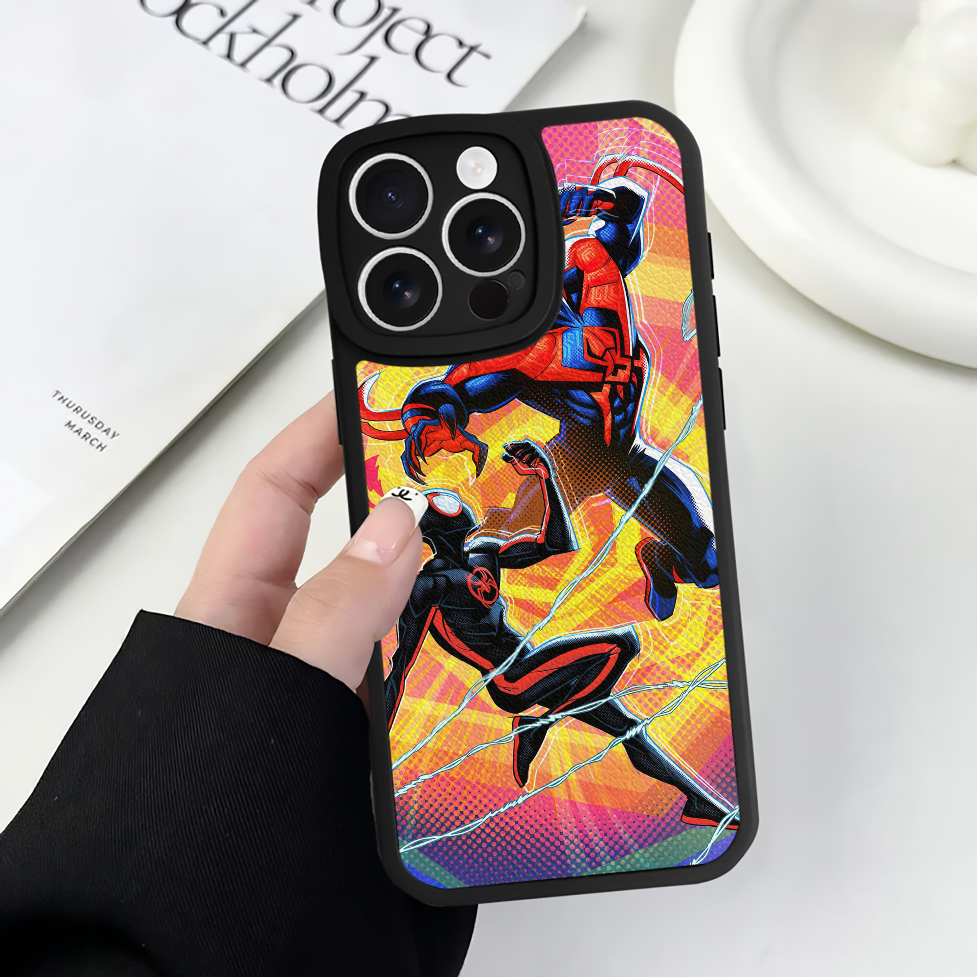 Spider Man スパイダーマン 【iPhone 16シリーズ対応】シリコンスマホケース（レザー調） 材質：シリコン